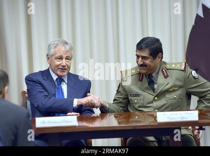 (140714) -- WASHINGTON D.C., 14 luglio 2014 (Xinhua) -- il segretario alla difesa Chuck Hagel (L) e il ministro di Stato del Qatar per gli affari della difesa Hamad bin Ali al-Attiyah stringono la mano dopo aver firmato i documenti al Pentagono, Washington D.C., capitale degli Stati Uniti, 14 luglio 2014. Stati Uniti e Qatar hanno firmato un accordo sulle armi per l'acquisto da parte del Qatar di sistemi di difesa Patriot degli Stati Uniti e elicotteri Apache per un valore di 11 miliardi di dollari, il Dipartimento della difesa degli Stati Uniti ha dichiarato in una dichiarazione lunedì. (Xinhua/Yin Bogu) US-WASHINGTON-QATAR-MINISTRO DELLA DIFESA-ACCORDO SULLE ARMI PUBLICATIONxNOTxINxCHN Washington D C Ju Foto Stock