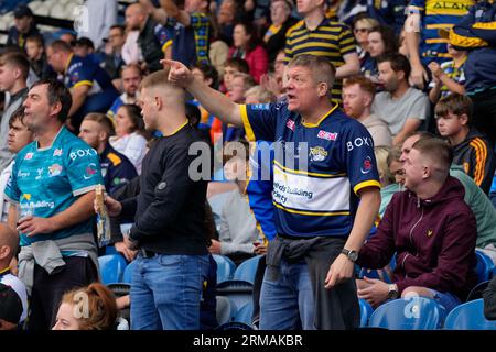 Huddersfield, Regno Unito. 27 agosto 2023. I tifosi del Leeds Rhinos mettono in dubbio le decisioni degli arbitri durante la partita Betfred Super League Round 23 Huddersfield Giants vs Leeds Rhinos al John Smith's Stadium, Huddersfield, Regno Unito, 27 agosto 2023 (foto di Steve Flynn/News Images) a Huddersfield, Regno Unito il 27/8/2023. (Foto di Steve Flynn/News Images/Sipa USA) credito: SIPA USA/Alamy Live News Foto Stock