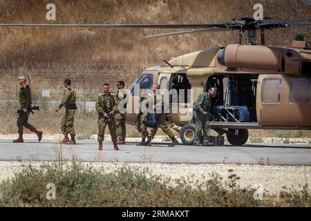 (140715) -- FRONTIERA DI GAZA, 15 luglio 2014 (Xinhua) -- il Capo di Stato maggiore delle forze di difesa israeliane (IDF) Banny Gantz (L) arriva in una base militare nel sud di Israele vicino al confine con Gaza, il 15 luglio 2014. Martedì scorso l'esercito israeliano ha ripreso gli attacchi aerei contro obiettivi di Hamas nella Striscia di Gaza, mentre il lancio di razzi dall'enclave costiera continua nonostante l'approvazione unilaterale di Israele di una proposta di cessate il fuoco mediata dall'Egitto, riferita dai media israeliani e palestinesi. (Xinhua/JINI)(lyz) ISRAELE-GAZA-BORDER-STRIKES-RESUMPTION PUBLICATIONxNOTxINxCHN frontiera di Gaza 15 luglio 2014 XINHUA, la difesa israeliana per Foto Stock