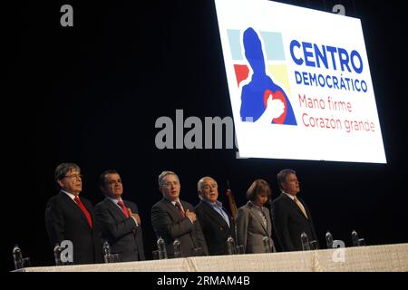 BOGOTÀ 15 luglio 2014 (Xinhua) -- l'ex presidente colombiano Alvaro Uribe (3rd L) e l'ex candidato presidenziale Oscar Ivan Zuloaga (2nd L) partecipano all'Assemblea generale dove la creazione del partito Centro Democratico viene formalizzata a Bogotà, Colombia, il 15 luglio 2014. (Xinhua/Luisa Fernanda Gonzalez/COLPRENSA) (lyi) COLOMBIA OUT COLOMBIA-BOGOTÀ-POLITICS-URIBE PUBLICATIONxNOTxINxCHN Bogota 15 luglio 2014 XINHUA ex presidente colombiano Alvaro Uribe III l ed ex candidato presidenziale Oscar Ivan Zuloaga II l partecipano all'Assemblea generale dove la creazione della Democra Foto Stock