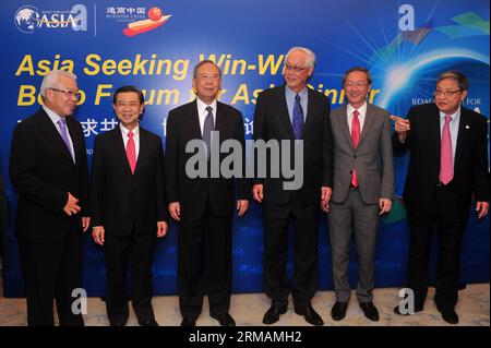 (140716) -- SINGAPORE, 16 luglio 2014 (Xinhua) -- alto ministro emerito di Singapore Goh Chok Tong (3rd, R), ex vice Premier cinese e vicepresidente del Forum di Boao per l'Asia (BFA) Zeng Peiyan (3rd, L), ex vice primo ministro Wong Kan Seng (2nd, L) e presidente della Singapore Federation of Chinese Clan Associations Chua Thian Poh (1st, L) posa per le foto durante il Boao Forum for Asia Dinner a Singapore il 16 luglio 2014. (Xinhua/Then Chih Wey)(zhf) SINGAPORE-BOAO FORUM FOR ASIA-DINNER PUBLICATIONxNOTxINxCHN Singapore 16 luglio 2014 XINHUA Singapore S Emerito dei ministri anziani Foto Stock