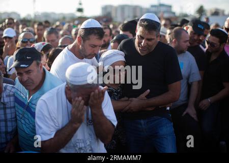 (140716) -- GERUSALEMME, 16 luglio 2014 (Xinhua) -- i parenti del civile israeliano ucciso Dror Hanin piangono durante il suo funerale in un cimitero a Yahud, Israele, il 16 luglio 2014. Il fuoco missilistico da Gaza martedì ha ucciso il civile israeliano vicino al valico di Erez al confine di Gaza, la prima vittima israeliana da quando Israele ha lanciato la sua operazione bordo protettivo la scorsa settimana, hanno detto i funzionari israeliani. L'uomo di 30 anni è stato ferito mortalmente da un razzo che ha colpito l'attraversamento di Erez ed è morto per le sue ferite poco dopo, un portavoce dell'esercito israeliano ha detto a Xinhua. (XINHUA/JINI) ISRAEL-YAHUD-EREZ CROS Foto Stock