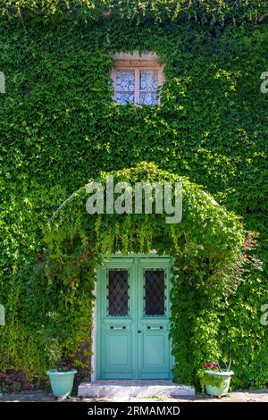 Una bella facciata di una casa a Zagora village, il più grande in Pelion mountain, prefettura di Magnissias, Grecia. Foto Stock