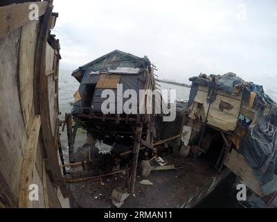 (140717) -- MANILA, 17 luglio 2014 (Xinhua) -- Una baraccopoli è rovesciata dal tifone Rammasun in una zona slum a Manila, nelle Filippine, il 17 luglio 2014. Il bilancio delle vittime dal tifone Rammasun è salito a 38, l'agenzia locale per i disastri ha detto giovedì. Il National Disaster Risk Reduction and Management Council (NDRRMC) ha detto che il tifone ha anche lasciato 10 persone ferite, mentre altre otto sono state dichiarate dispersi. (Xinhua/Rouelle Umali) FILIPPINE-MANILA-TYPHOON RAMMASUN-AFTERMATH PUBLICATIONxNOTxINxCHN Manila 17 luglio 2014 XINHUA A Shanty È rovesciata da Typhoon IN una Slum area a Manila nelle Filippine IL 17 luglio 20 Foto Stock