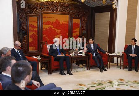 (140717) -- PECHINO, 17 luglio 2014 (Xinhua) -- il consigliere di Stato cinese Yang Jing (2nd R), anche segretario generale del Consiglio di Stato, incontra una delegazione di funzionari senieri dei paesi dell'Europa centrale e orientale a Pechino, capitale della Cina, il 17 luglio 2014. (Xinhua/Ju Peng) (yxb) CHINA-BEIJING-YANG JING-CENTRAL AND EASTERN EUROPEAN COUNTRIES-MEETING PUBLICATIONxNOTxINxCHN Pechino 17 luglio 2014 XINHUA Consiglieri di Stato cinesi Yang Jing 2° r così il Segretario generale del Consiglio di Stato incontra una delegazione di funzionari Senoir dei paesi dell'Europa centrale e orientale a Pechino C. Foto Stock