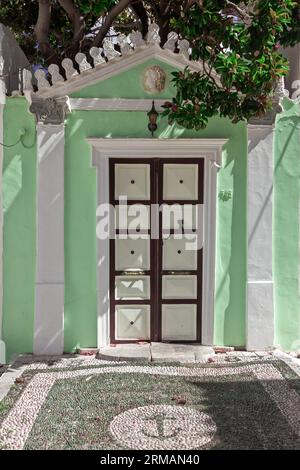 Incredibile entrata in toni verdi chiari, di una residenza tradizionale nell'isola di Idra, Grecia, Europa. Foto Stock