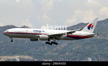 (140718) -- PECHINO, 18 luglio 2014 (Xinhua) -- la foto del file scattata all'inizio di luglio 2014 mostra un aereo Boeing 777-200 della Malaysian Airlines che vola sopra Hong Kong, nel sud della Cina. Un volo Boeing 777 della Malaysian Airlines, con 280 passeggeri e 15 membri dell'equipaggio a bordo, si è schiantato giovedì in Ucraina vicino al confine russo. (Xinhua) (yxb) (FOCUS) UCRAINA-INCIDENTE AEREO PUBLICATIONxNOTxINxCHN 140718 Pechino 18 luglio 2014 XINHUA la foto del file scattata all'inizio di luglio 2014 mostra un Boeing 777 200 della Malaysian Airlines che vola sopra Hong Kong Sud Cina un volo Boeing 777 della Malaysian Airlines con 28 Foto Stock