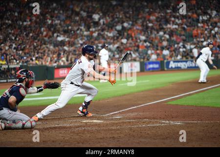 il centrocampista degli Houston Astros Chas McCormick (20) colpì una scelta dei fielders RBI segnando il centrocampista destro degli Houston Astros Kyle Tucker (30) nel settimo inn Foto Stock