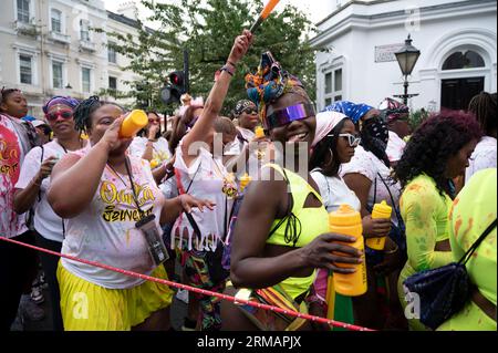 Il 27 agosto 2023 centinaia di migliaia di festeggiamenti festeggiano il primo giorno di Carnevale a Notting Hill, West London, Inghilterra, lanciando una p Foto Stock