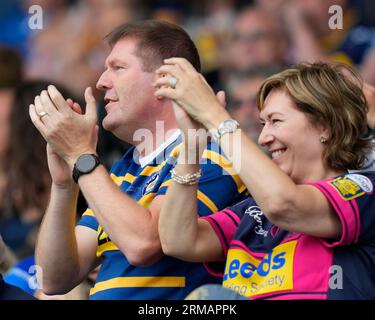 Huddersfield, Regno Unito. 27 agosto 2023. I tifosi dei rinoceronti fanno il tifo per la loro squadra durante la partita Betfred Super League Round 23 Huddersfield Giants vs Leeds Rhinos al John Smith's Stadium, Huddersfield, Regno Unito, il 27 agosto 2023 (foto di Steve Flynn/News Images) a Huddersfield, Regno Unito il 27/8/2023. (Foto di Steve Flynn/News Images/Sipa USA) credito: SIPA USA/Alamy Live News Foto Stock