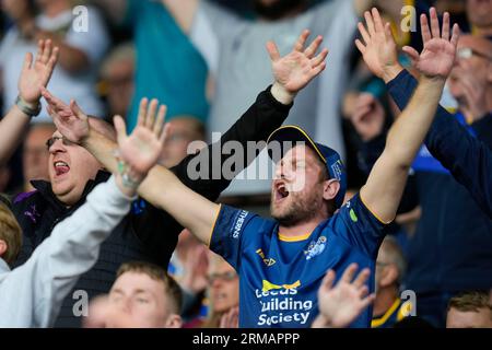 Huddersfield, Regno Unito. 27 agosto 2023. I tifosi dei rinoceronti fanno il tifo per la loro squadra durante la partita Betfred Super League Round 23 Huddersfield Giants vs Leeds Rhinos al John Smith's Stadium, Huddersfield, Regno Unito, il 27 agosto 2023 (foto di Steve Flynn/News Images) a Huddersfield, Regno Unito il 27/8/2023. (Foto di Steve Flynn/News Images/Sipa USA) credito: SIPA USA/Alamy Live News Foto Stock