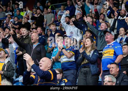 Huddersfield, Regno Unito. 27 agosto 2023. I tifosi dei rinoceronti fanno il tifo per la loro squadra durante la partita Betfred Super League Round 23 Huddersfield Giants vs Leeds Rhinos al John Smith's Stadium, Huddersfield, Regno Unito, il 27 agosto 2023 (foto di Steve Flynn/News Images) a Huddersfield, Regno Unito il 27/8/2023. (Foto di Steve Flynn/News Images/Sipa USA) credito: SIPA USA/Alamy Live News Foto Stock