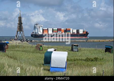 Nave portacontainer alla foce dell'Elba vicino Cuxhaven Foto Stock