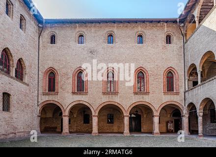 Cortile del castello medievale "Rocca Sanvitale", costruito nel XII secolo, a Fontanellato, provincia di Parma, Emilia Romagna, Italia Foto Stock