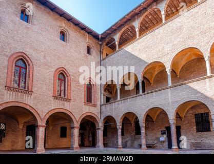 Cortile del castello medievale "Rocca Sanvitale", costruito nel XII secolo, a Fontanellato, provincia di Parma, Emilia Romagna, Italia Foto Stock