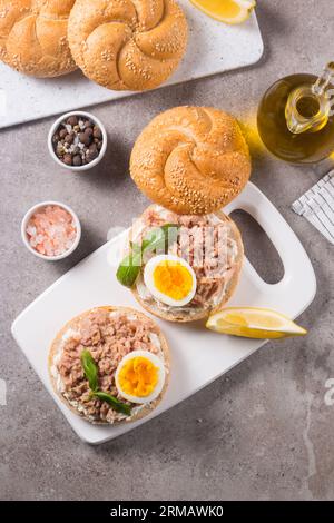 Toast con tonno in scatola. Sandwich aperto a base di pesce con uova e formaggio. Foto Stock