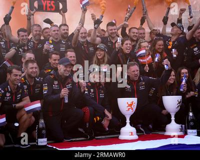 Max Verstappen (centro) della Red Bull Racing con il team principal Christian Horner e il Chief Technology Officer Adrian Newey festeggia la vittoria del Gran Premio d'Olanda con la sua squadra dopo il Gran Premio d'Olanda 2023 sul circuito Zandvoort CM.com a Zandvoort, Paesi Bassi. Data foto: Domenica 27 agosto 2023. Foto Stock