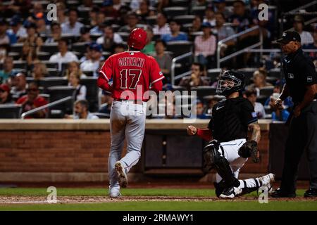 25 agosto 2023; New York City, New York; Los Angeles Angels DH Shohei Ohtani (17) segna il terzo base Mike Moustakas singolo al centro del lanciatore dei New York Mets Kodai Song (34) nel terzo inning. (Ariel Fox/immagine dello sport) Foto Stock