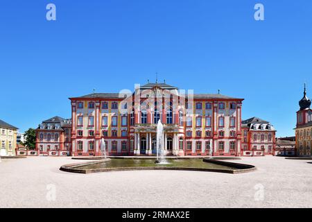 Bruchsal, Germania - agosto 2023: Castello barocco chiamato Palazzo Bruchsal con fontana nelle giornate di sole Foto Stock