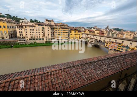 Sulla sommità del lungo tetto in tegole del Lungarno degli Archibusieri si trova il lato sud di Firenze sul fiume Arno, collegato con il più antico Foto Stock