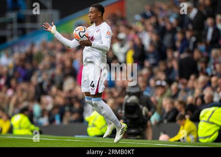 Ezri Konsa #4 dell'Aston Villa ha battuto il pallone durante la partita di Premier League tra Burnley e Aston Villa a Turf Moor, Burnley, domenica 27 agosto 2023. (Foto: Mike Morese | mi News) crediti: MI News & Sport /Alamy Live News Foto Stock