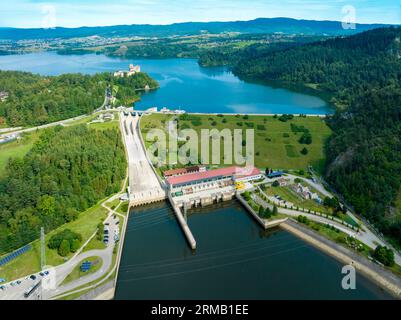 Polonia. Diga di terra di Niedzica sul fiume Dunajec e centrale idroelettrica. Lago Czorsztyn, castello medievale di Niedzica e vista lontana di Czorsztyn cas Foto Stock