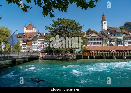 Il fiume Aare che attraversa il centro di Thun, Canton Berna, Svizzera. Foto Stock