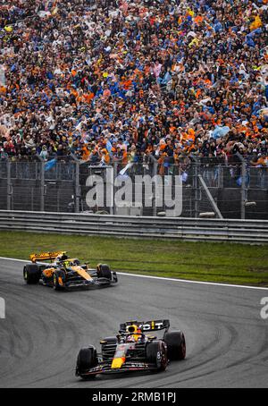 ZANDVOORT - Lando Norris (McLaren) e Max Verstappen (Red Bull Racing) durante il Gran Premio di F1 dei Paesi Bassi sul circuito Zandvoort il 27 agosto 2023 a Zandvoort, Paesi Bassi. ANP SEM VAN DER WAL Foto Stock