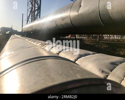 Tubi in metallo grandi e spessi per il pompaggio di liquidi, acqua, vapore, olio, gas liquefatto in fibra di vetro, lana minerale, stagno, zincatura Foto Stock