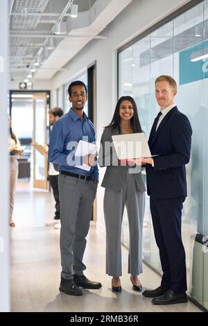 Team professionale e diversificato, giovani imprenditori in carica. Verticale Foto Stock