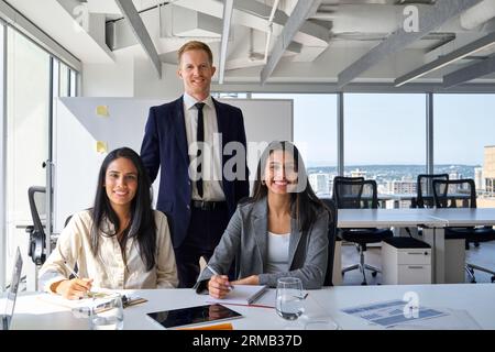 Uomini d'affari di team multietnici felici alle riunioni d'ufficio, ritratti. Foto Stock