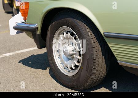 Waltershausen, Germania - 10 giugno 2023: MERCEDES SL-CLASS 450 SL. Vista della ruota con il logo. Foto Stock