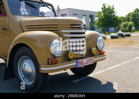 Waltershausen, Germania - 10 giugno 2023: A IFA Framo V9012. Vista anteriore del paraurti, del cofano, della griglia e dei fari. Foto Stock