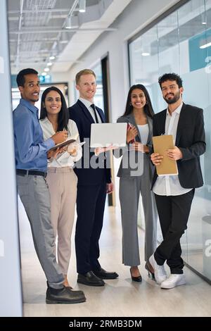 Team professionale felice persone aziendali diverse in ufficio. Verticale. Foto Stock