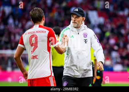 Harry Kane (a sinistra) del Bayern Monaco stringe la mano al manager Thomas Tuchel alla fine della partita di Bundesliga all'Allianz Arena di Monaco, in Germania. Data foto: Domenica 27 agosto 2023. Foto Stock