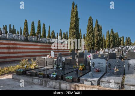 Tombe, pantheon e cipressi nei romantici cortili del cimitero, città di Guadalajara, costruzione dichiarata patrimonio dell'umanità. Spagna Foto Stock