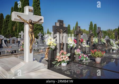 Tombe, pantheon e cipressi nei romantici cortili del cimitero, città di Guadalajara, costruzione dichiarata patrimonio dell'umanità. Spagna Foto Stock