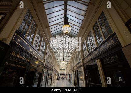 Argyll Arcade, una galleria di negozi al coperto nel quartiere dei gioielli di Glasgow, Buchanan Street, Glasgow, Scozia Foto Stock