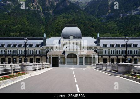 Facciata principale della vecchia stazione di Canfranc Foto Stock