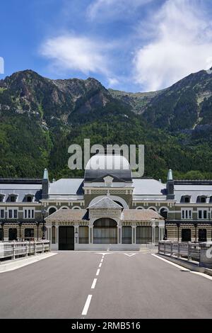 Vecchia stazione di Canfranc con i Pirenei sullo sfondo. Foto Stock