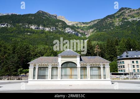 Vecchia stazione di Canfranc con i Pirenei sullo sfondo. Foto Stock