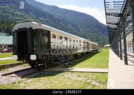 Ristorante carrozza ferroviaria dell'hotel a cinque stelle nella vecchia stazione ferroviaria di Canfranc. Foto Stock