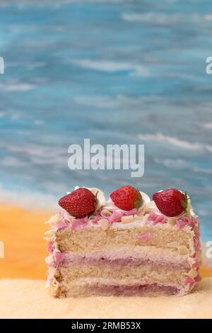 Una fetta di torta di fragole e creme da vicino decorata con cioccolato Foto Stock
