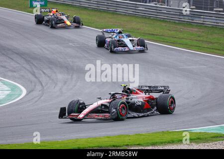 ZANDVOORT, PAESI BASSI - AGOSTO 27: George Russell del Mercedes AMG PETRONAS F1 Team sul soft e Zhou Guanyu del Team Alfa Romeo F1 Kick con la in Foto Stock