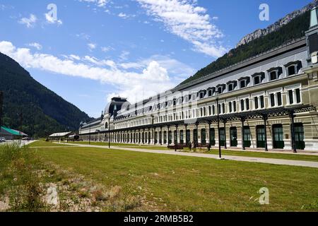 Hotel a cinque stelle nella vecchia stazione ferroviaria di Canfranc. Foto Stock