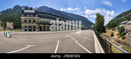 Vista panoramica dell'hotel costruita nella vecchia stazione ferroviaria di Canfranc. Foto Stock