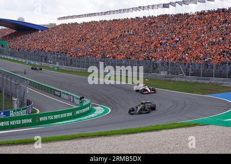 ZANDVOORT, PAESI BASSI - AGOSTO 27: Lewis Hamilton del Mercedes-AMG PETRONAS F1 Team e Nico Hülkenberg del MoneyGram Haas F1 Team con tutta la banda Foto Stock