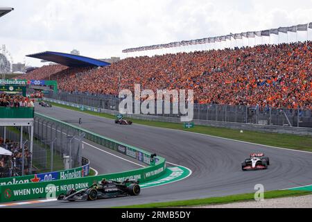 ZANDVOORT, PAESI BASSI - AGOSTO 27: Lewis Hamilton del Mercedes-AMG PETRONAS F1 Team e Nico Hülkenberg del MoneyGram Haas F1 Team con tutta la banda Foto Stock