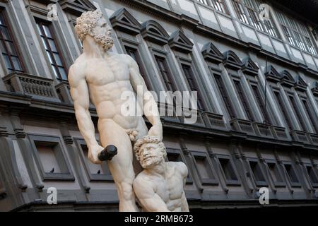 La statua di Ercole e Caco di Bartolommeo Bandinelli a Palazzo Vecchio a firenze, agosto 2023 Foto Stock