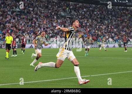 Torino, Italia. 27 agosto 2023. Dusan Vlahovic della Juventus festeggia prima che il suo obiettivo venisse disabilitato, dopo aver consultato il monitor VAR dell'arbitro Marco di bello durante la partita di serie A allo stadio Allianz di Torino. Il credito fotografico dovrebbe leggere: Jonathan Moscrop/Sportimage Credit: Sportimage Ltd/Alamy Live News Foto Stock